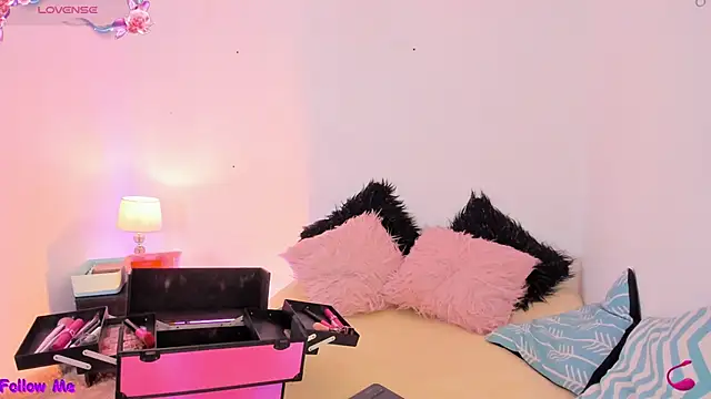 Snapshot of SophieRossi chatting on November 2025 04:12:01 AM SophieRossi online show from November 2025 04:12:01 AM