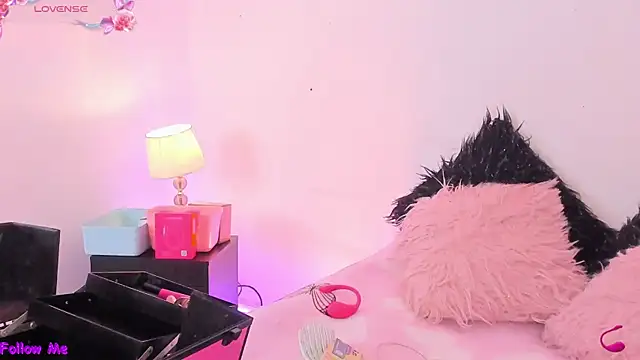 Snapshot of SophieRossi chatting on November 2025 04:23:02 AM SophieRossi online show from November 2025 04:23:02 AM