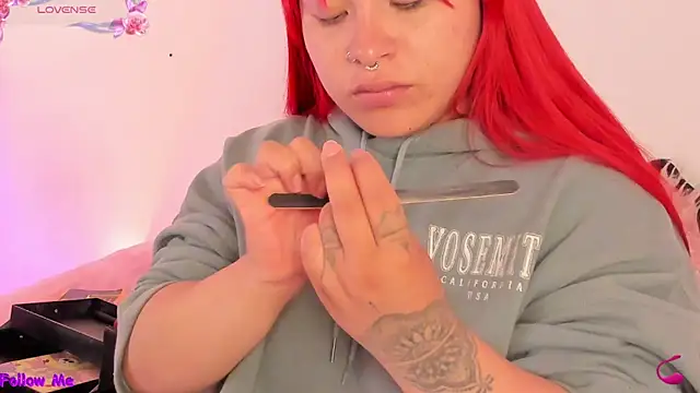 Snapshot of SophieRossi chatting on November 2025 04:00:02 AM SophieRossi online show from November 2025 04:00:02 AM