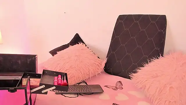 Snapshot of SophieRossi chatting on November 2025 04:24:02 AM SophieRossi online show from November 2025 04:24:02 AM