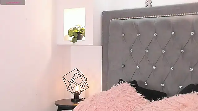 Snapshot of SophieRossi chatting on December 2025 10:08:02 PM SophieRossi online show from December 2025 10:08:02 PM