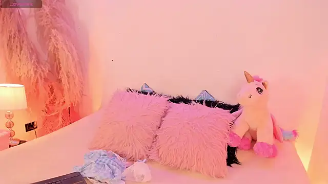 Snapshot of SophieRossi chatting on December 2025 04:18:02 AM SophieRossi online show from December 2025 04:18:02 AM