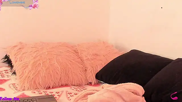 Snapshot of SophieRossi chatting on January 2026 08:08:02 AM SophieRossi online show from January 2026 08:08:02 AM