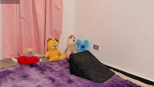 Snapshot of SophieRossi chatting on April 2026 12:32:01 AM SophieRossi online show from April 2026 12:32:01 AM