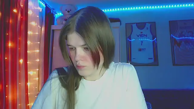 Snapshot of Klementa chatting on April 2026 06:45:01 PM Klementa online show from April 2026 06:45:01 PM