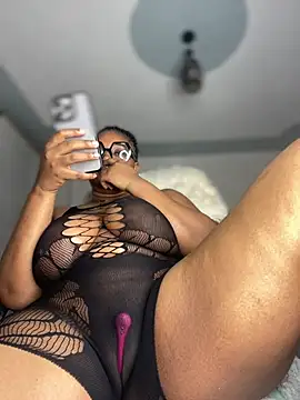 Snapshot of Hyra_Ari chatting on June 2026 11:20:01 PM Hyra Ari online show from June 2026 11:20:01 PM