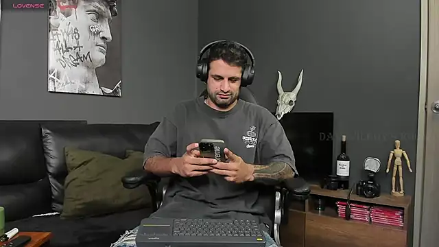 Snapshot of Davevilboy chatting on December 2024 01:22:01 PM Davevilboy online show from December 2024 01:22:01 PM