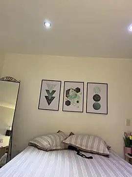 Snapshot of carminaurmommy chatting on December 2025 02:39:01 AM carminaurmommy online show from December 2025 02:39:01 AM