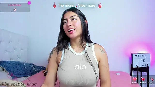 Snapshot of Blue_Petite chatting on March 2026 04:00:02 PM Blue Petite online show from March 2026 04:00:02 PM