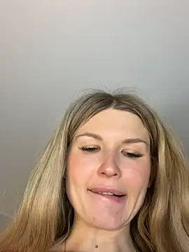 Snapshot of AngelMiaM chatting on April 2026 07:33:02 PM AngelMiaM online show from April 2026 07:33:02 PM