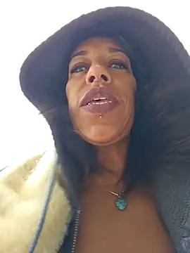 Snapshot of Goldenlace chatting on November 2025 09:53:02 AM Goldenlace online show from November 2025 09:53:02 AM