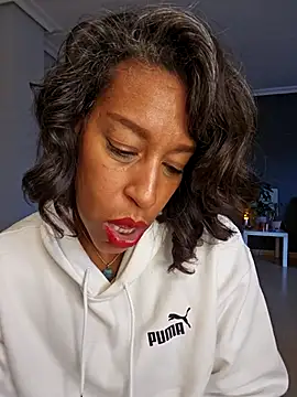 Snapshot of Goldenlace chatting on December 2025 11:30:02 AM Goldenlace online show from December 2025 11:30:02 AM