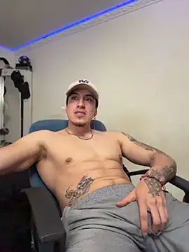 Snapshot of strongboy_ chatting on April 2026 05:07:01 PM strongboy online show from April 2026 05:07:01 PM