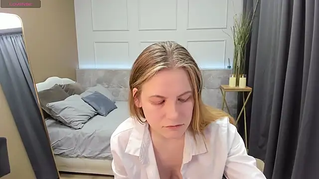 Snapshot of JadeSoft chatting on December 2024 11:42:01 PM JadeSoft online show from December 2024 11:42:01 PM