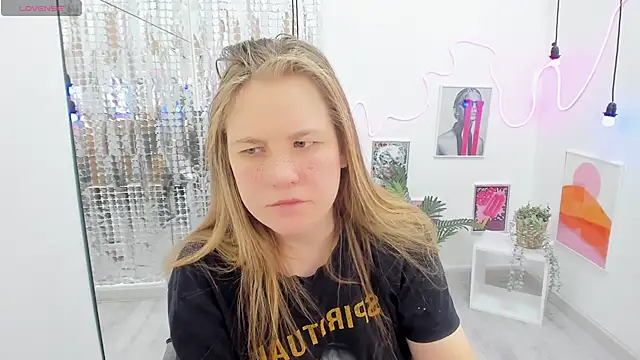 Snapshot of JadeSoft chatting on February 2025 03:01:02 AM JadeSoft online show from February 2025 03:01:02 AM