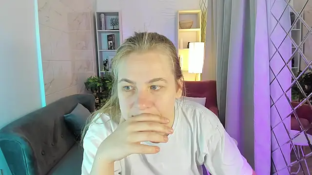 Snapshot of JadeSoft chatting on September 2025 08:23:01 PM JadeSoft online show from September 2025 08:23:01 PM