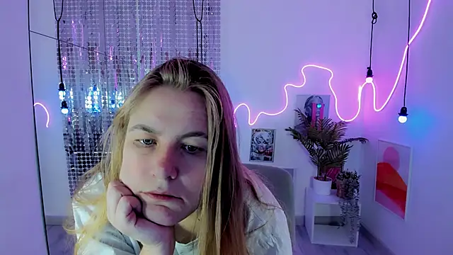 Snapshot of JadeSoft chatting on October 2025 08:28:02 PM JadeSoft online show from October 2025 08:28:02 PM