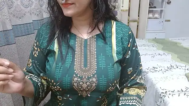 Snapshot of Lovelywife786 chatting on November 2025 05:02:01 PM Lovelywife786 online show from November 2025 05:02:01 PM