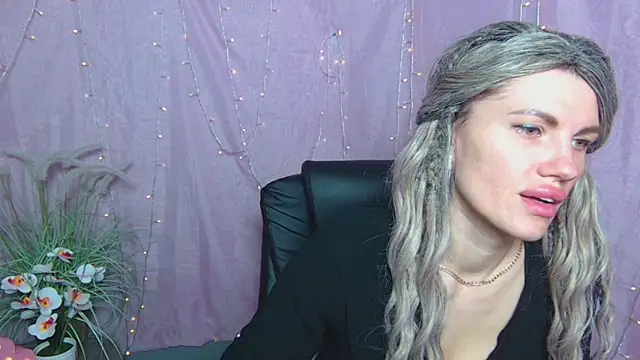 Snapshot of MilaLoona chatting on April 2026 06:05:01 AM MilaLoona online show from April 2026 06:05:01 AM