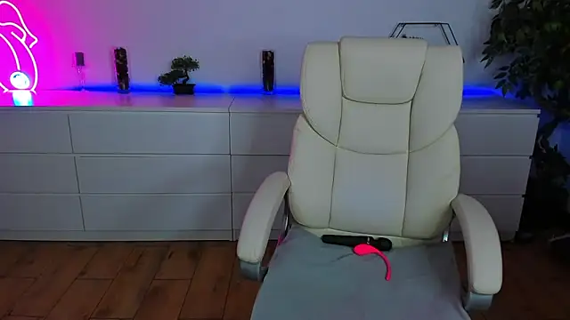 Snapshot of Kamilla_Hot chatting on October 2025 06:02:01 PM Kamilla Hot online show from October 2025 06:02:01 PM