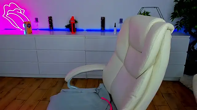 Snapshot of Kamilla_Hot chatting on November 2025 06:59:02 PM Kamilla Hot online show from November 2025 06:59:02 PM