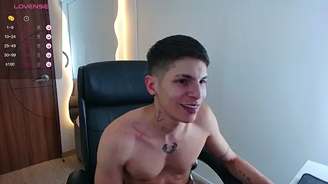 Snapshot of harrisoncuper chatting on January 2025 11:32:02 PM harrisoncuper online show from January 2025 11:32:02 PM