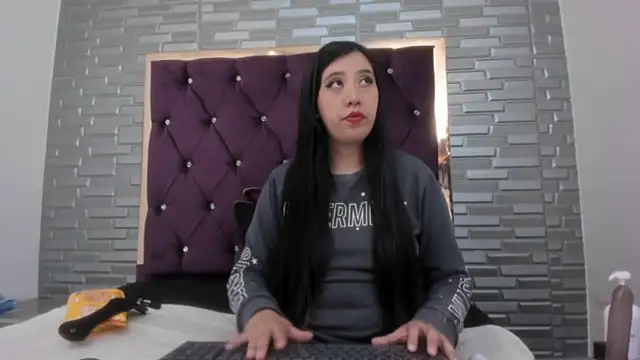 Snapshot of AntoneellaF chatting on March 2025 11:00:02 PM AntoneellaF online show from March 2025 11:00:02 PM