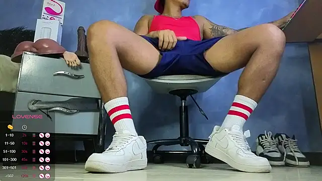 Snapshot of TomLover_12 chatting on April 2026 04:15:01 AM TomLover 12 online show from April 2026 04:15:01 AM