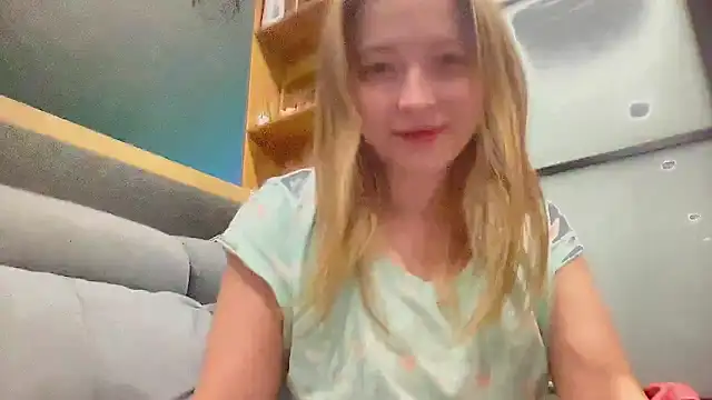 Snapshot of CharmingSarah chatting on December 2024 05:31:01 PM CharmingSarah online show from December 2024 05:31:01 PM