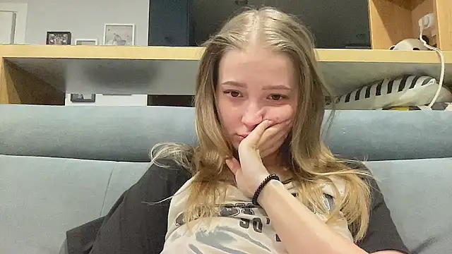 Snapshot of CharmingSarah chatting on April 2026 04:25:01 PM CharmingSarah online show from April 2026 04:25:01 PM