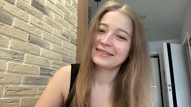 Snapshot of CharmingSarah chatting on April 2026 10:18:01 AM CharmingSarah online show from April 2026 10:18:01 AM