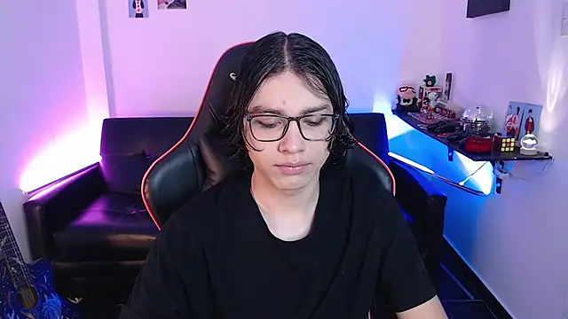 Snapshot of malik_harrison__ chatting on December 2024 02:50:01 PM malik harrison   online show from December 2024 02:50:01 PM