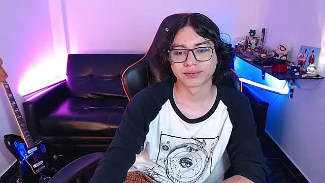 Snapshot of malik_harrison__ chatting on January 2025 05:37:02 PM malik harrison   online show from January 2025 05:37:02 PM