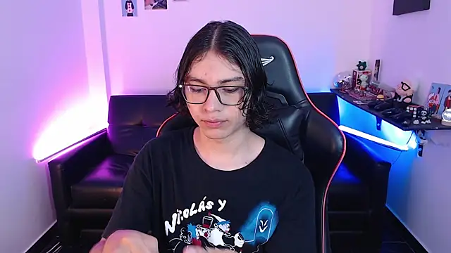 Snapshot of malik_harrison__ chatting on January 2025 03:15:02 PM malik harrison   online show from January 2025 03:15:02 PM