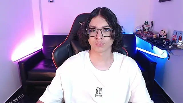 Snapshot of malik_harrison__ chatting on January 2025 05:16:02 PM malik harrison   online show from January 2025 05:16:02 PM