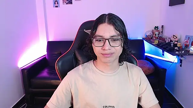 Snapshot of malik_harrison__ chatting on February 2025 02:24:01 PM malik harrison   online show from February 2025 02:24:01 PM