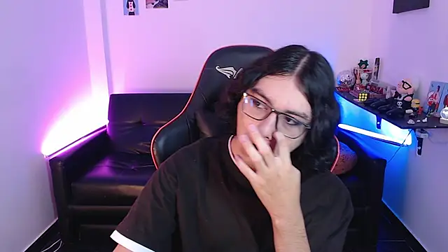 Snapshot of malik_harrison__ chatting on February 2025 01:59:02 PM malik harrison   online show from February 2025 01:59:02 PM