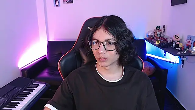 Snapshot of malik_harrison__ chatting on February 2025 05:01:02 PM malik harrison   online show from February 2025 05:01:02 PM