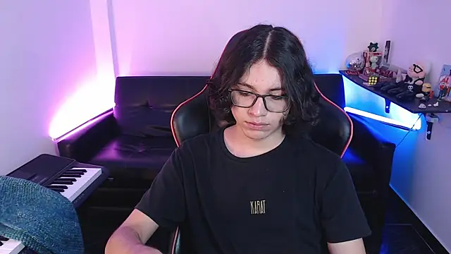 Snapshot of malik_harrison__ chatting on February 2025 05:51:01 PM malik harrison   online show from February 2025 05:51:01 PM