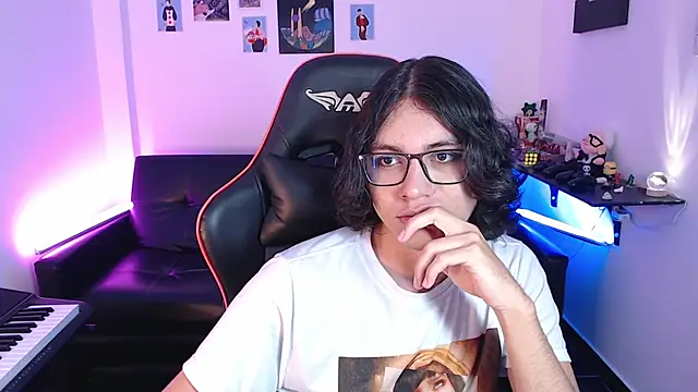 Snapshot of malik_harrison__ chatting on February 2025 04:58:01 PM malik harrison   online show from February 2025 04:58:01 PM