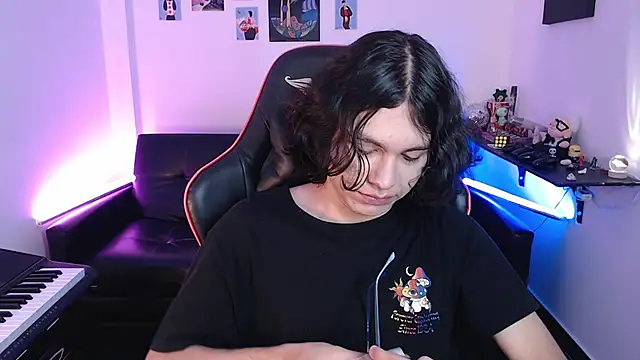 Snapshot of malik_harrison__ chatting on February 2025 02:44:02 PM malik harrison   online show from February 2025 02:44:02 PM