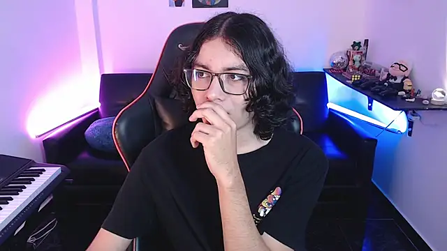 Snapshot of malik_harrison__ chatting on February 2025 02:15:02 PM malik harrison   online show from February 2025 02:15:02 PM