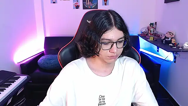 Snapshot of malik_harrison__ chatting on February 2025 06:31:01 PM malik harrison   online show from February 2025 06:31:01 PM