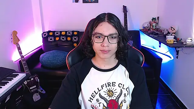 Snapshot of malik_harrison__ chatting on March 2025 03:48:02 PM malik harrison   online show from March 2025 03:48:02 PM