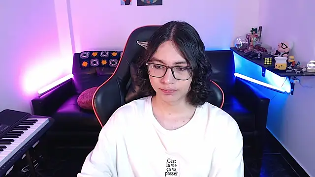 Snapshot of malik_harrison__ chatting on March 2025 02:55:02 PM malik harrison   online show from March 2025 02:55:02 PM