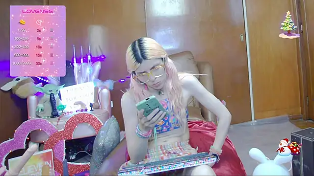 Snapshot of Skinygirl chatting on March 2025 01:03:02 AM Skinygirl online show from March 2025 01:03:02 AM