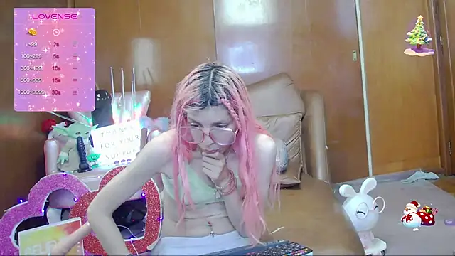 Snapshot of Skinygirl chatting on October 2025 12:38:01 AM Skinygirl online show from October 2025 12:38:01 AM