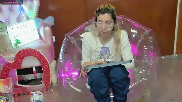 Skinygirl online show from March 2026 12:04:02 AM