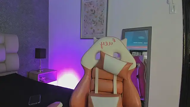 lucy neil online show from September 2025 07:04:02 PM