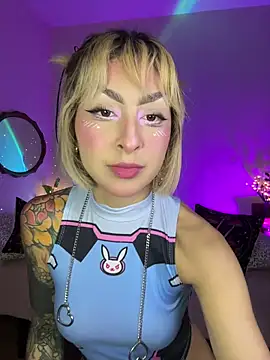 Cinamoonn online show from January 2026 07:06:02 PM